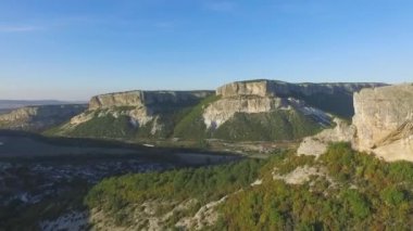 Yeşil dağ orman güneşli gökyüzü arka plan üzerinde kaplı. Vurdu. Yaz aylarında dağ manzarası üstten görünüm