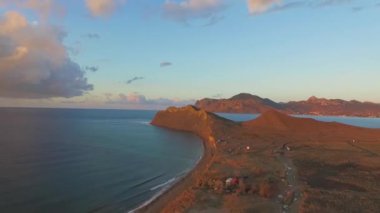 Üstten görünüm Dağı'nın temeli. Vurdu. Mountain view Dağı'nın eteklerinde ormanın