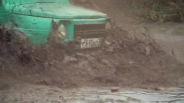 Büyük yeşil SUV'lar bir off-road yarış katılan yakın çekim. Küçük. Rus yollar