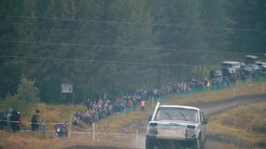 Ormandaki kirli off-road yarışları katılan SUV'lar yakın çekim. Küçük. Otomobil ve motor sporları