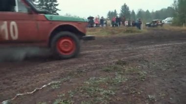 Ormandaki kirli off-road yarışları katılan SUV'lar yakın çekim. Küçük. Otomobil ve motor sporları
