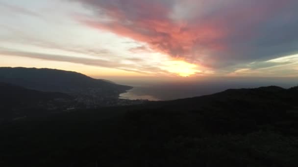 Geweldige luchtfoto van de prachtige zonsondergang. Schot. Zomer landschap met strand en bergen, groene bossen in de zomerdag, beste toerisme — Stockvideo