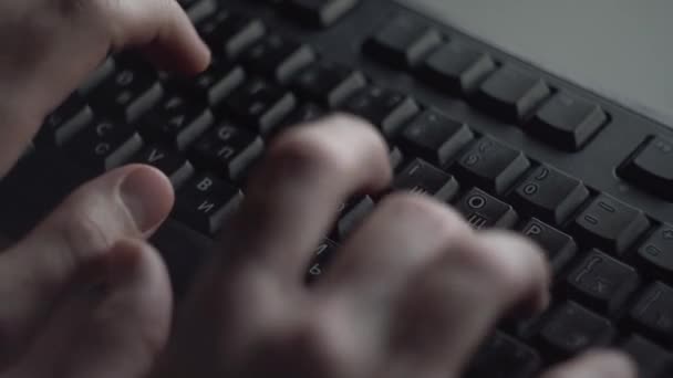 Primo piano dell'uomo che digita sulla tastiera. Uomo digitando con entrambe le mani sulla tastiera del computer nero — Video Stock