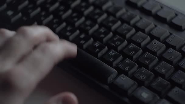 用手指按下键。男性手指在黑色电脑键盘上按下按钮的特写镜头。人紧张地按下太空键 — 图库视频影像