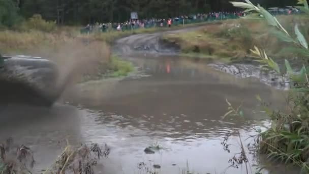 俄罗斯苏夫斯参加越野比赛和穿越大水坑的特写镜头。剪辑。俄罗斯公路 — 图库视频影像