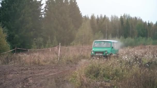 Close-up of large green suvs participating in a off-road racing. Clip. Russian roads — Stock Video