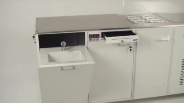 Beyaz masa ve laboratuar ekipmanları temiz beyaz odada kutularını close-up. Stok görüntüleri. Laboratuvar çalışma alanı