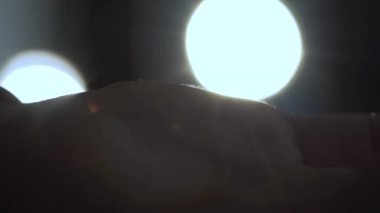 Close-Up tıraş kremi avuç içinde arka ışıkları damlama ile el mans. Stok görüntüleri. Yüz için kozmetik