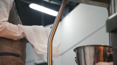 Mutfak alt kaşık bir kafe ya da Restoran silerek bir Beyaz önlük close-up. Stok görüntüleri. Restoran alanı