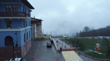 Park bölgesi ve orman ve gri bulutlar arka merdivenleri yakınında modern evlerin yakın çekim. Stok görüntüleri. Sonbahar manzara