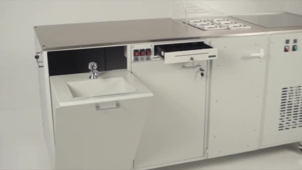 Primo piano di tavolo bianco e scatole per apparecchiature di laboratorio in camera bianca pulita. Filmati delle scorte. Spazio di lavoro del laboratorio — Video Stock