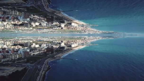 Flygfoto av kusten, havet, vägar och byggnader med abstrakt spegeleffekt. Skott. Abstrakta reflektion — Stockvideo