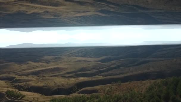 Luchtfoto van de heuvels bedekt door struiken en bomen tegen blauwe hemel met abstracte spiegeleffect. Schot. Abstracte reflectie — Stockvideo