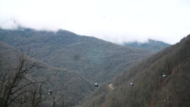 Linbanan väg vid bergslandskap med vita moln längst i höst. Arkivfilmer. Sochi, Rosa Khutor — Stockvideo