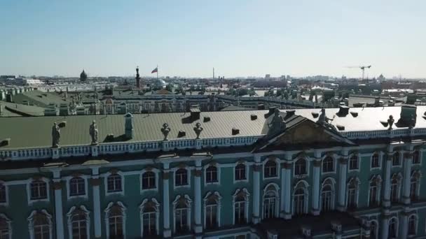 Letecký pohled muzeum Ermitáž, vítězný oblouk a náměstí v Petrohradu v slunečný podzimní den. Stopáže. Petersburgs krajiny — Stock video