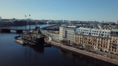 Havadan görünümü Rus kruvazör Aurora mavi gökyüzü karşı Saint-Petersburg Köprüsü yakınlarında. Stok görüntüleri. Petersburg manzara