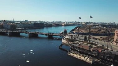 Neva Nehri Saint-Petersburgs Köprüsü'nün havadan görünümü ve hareketli araba karşı mavi gökyüzü. Stok görüntüleri. Petersburg manzara