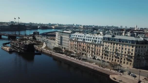 Vue aérienne du croiseur russe Aurora près du pont de Saint-Pétersbourg contre le ciel bleu. Images d'archives. Petersburg paysage — Video