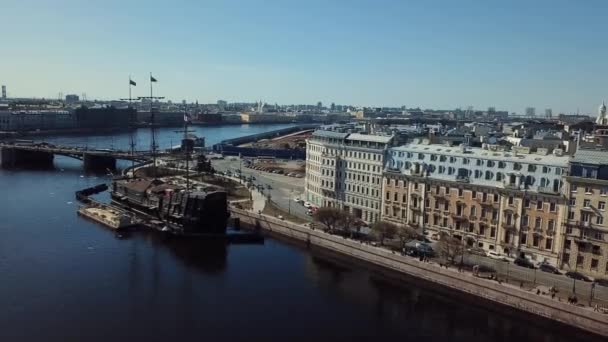 Vista aérea del crucero ruso Aurora cerca del puente en San Petersburgo contra el cielo azul. Imágenes de archivo. Petersburgo paisaje — Vídeo de stock