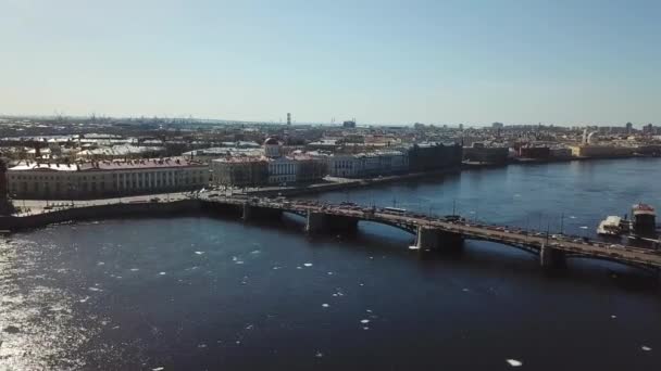 Neva Nehri Saint-Petersburgs Köprüsü'nün havadan görünümü ve hareketli araba karşı mavi gökyüzü. Stok görüntüleri. Petersburg manzara — Stok video