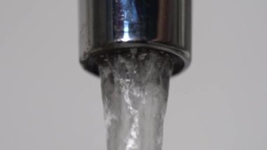 Aşırı yakın musluk akan su. Medya. Krom su musluk emzik ile akan tatlı su.