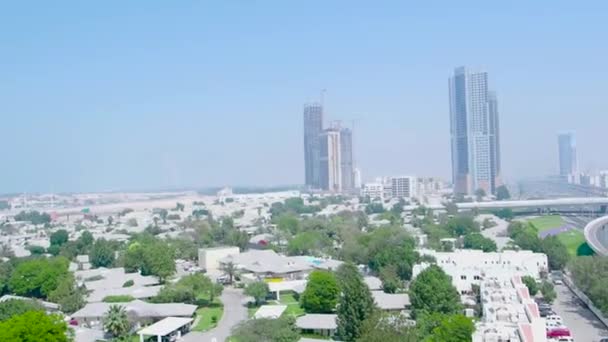 Het zakelijke district van Dubai. Voorraad. Uitzicht op Dubai stadsleven. Futuristische weergave van Dubai Marina, Verenigde Arabische Emiraten. Schilderachtig stadsgezicht. Skyline met de bekende wereld hoogste wolkenkrabbers in dramatische licht — Stockvideo