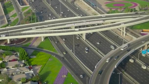 Vista dall'alto traffico cittadino di autostrada e ponte. Azioni. Vista dall'alto dell'autostrada con auto a Dubai — Video Stock