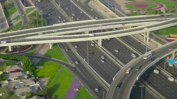 Pohled shora městský provoz silnice a mostu. V UK. Pohled shora na dálnici s auty v Dubaji