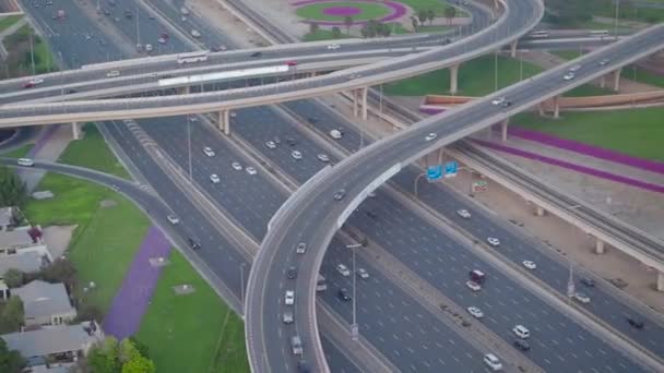 公路和桥梁的最高景观城市交通。股票。迪拜有汽车的高速公路的顶视图 — 图库视频影像