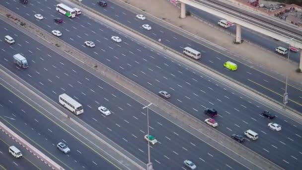 Vy uppifrån staden trafikerar av och motorvägen. Lager. Ovanifrån på motorväg med bilar i Dubai — Stockvideo