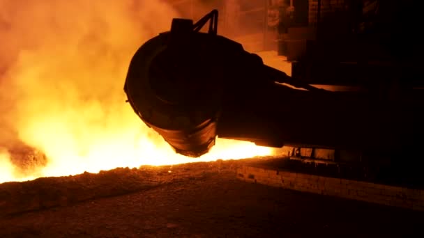 Gesmolten staal gieten proces met stoom clubs in metallurgische fabriek. Beeldmateriaal. Close-up van fot staal gieten machine. — Stockvideo