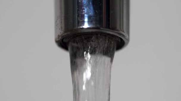 Extreme close up of the water flowing from the faucet and then stopping to flow. Media. Chrome water tap spout with flowing fresh water. — Stock Video
