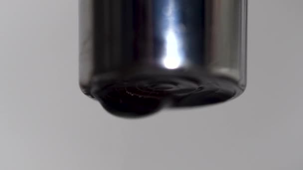Extreme close-up van de kraan en water druppels vallen. Media. Zilveren lekkende kraan met vallende water druppels. — Stockvideo