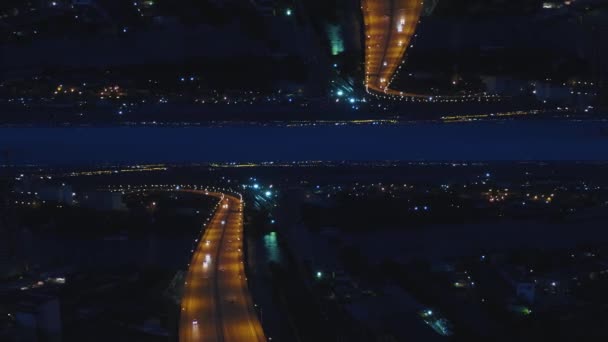 Mosca di notte con l'architettura urbana e il fiume attraverso il ponte, Russia, effetto orizzonte specchio. I media. Vista notturna aerea di un ponte sul fiume e luci della città, concetto di vita notturna, tema di inizio . — Video Stock