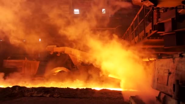 Aço quente sendo derramado para a calha na fábrica de aço, conceito da indústria pesada. Imagens de stock. Produção de aço fundido em fornos elétricos . — Vídeo de Stock