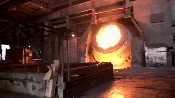 Gesmolten ijzer in kernloze oven in de metallurgische fabriek. Beeldmateriaal. Grote BTW volledige van gesmolten staal, zware industrie concept. — Stockvideo
