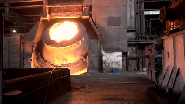 Metallurgische winkel met grote BTW en gesmolten staal binnen, zware industrie concept. Beeldmateriaal. Hete stalen BTW in de metallurgische fabriek. — Stockvideo