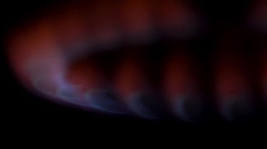 Mutfak karanlıkta soba Doğalgaz yanıklar için kapatın. Medya. Gaz yakıcı, kavram pişirme kırmızı ve mavi alevi.