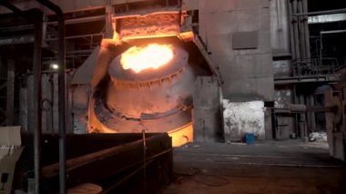 Büyük KDV ve erimiş çelik içinde ağır sanayi kavramı ile Metalurji mağazası. Stok görüntüleri. Sıcak çelik KDV Metalurji tesisi.