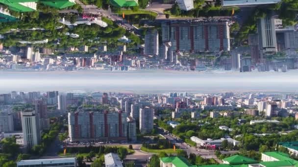 Vista aérea del horizonte urbano moderno y paisaje urbano en un día soleado de verano, efecto espejo horizonte. Medios. Hermosa ciudad verde con muchos parques y edificios altos, tema de inicio . — Vídeos de Stock