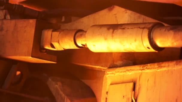 Chiudere per dettagli del meccanismo, produzione di acciaio in un impianto metallurgico. Filmati delle scorte. Industria pesante e acciaieria . — Video Stock