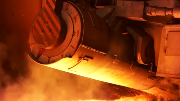 Stäng för mekanism detalj, stålproduktionen vid en metallurgisk fabrik. Arkivfilmer. Tung industri och stålverk. — Stockvideo