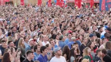 Kalabalık insan bir meydanda futbol maç yayını izliyor. Stok görüntüleri. Futbol taraftarları