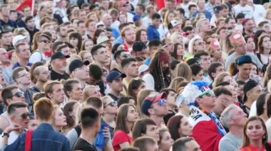 Adam bir meydanda futbol maç yayını izlerken bir Kaptan Jack Sparrows kostüm ile insan kalabalığı. Stok görüntüleri. Futbol taraftarları