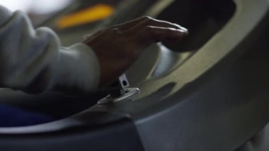 Erkek el bazı mekanik veya elektrikli cihaz kolunu iterek close-up. Stok görüntüleri. Bilim ve teknoloji
