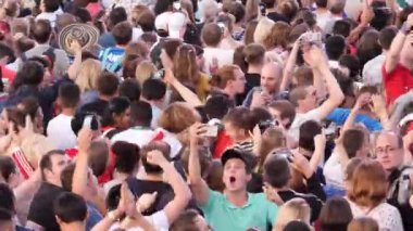 Dans kalabalık hava görünümünü insanlar izlerken konser ya da spor olay. Stok görüntüleri. Yukarıdan görüntülemek