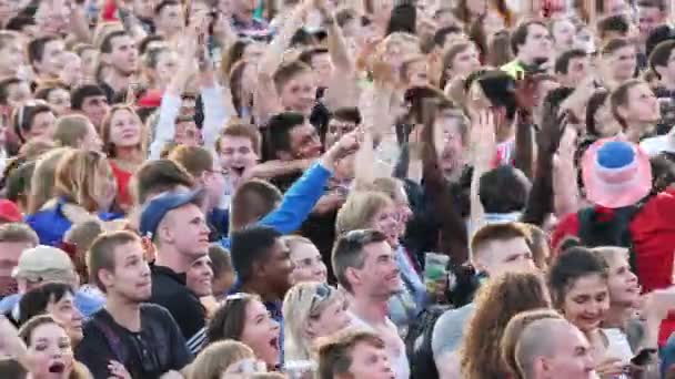 Crowd af mennesker, der danser på en firkant under udsendelsen af fodboldkamp. Aktieoptagelser. Fodboldfans – Stock-video