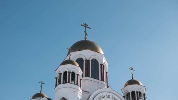 Vue sur belle église blanche avec dômes dorés contre ciel bleu. Images d'archives. Religion et foi — Video