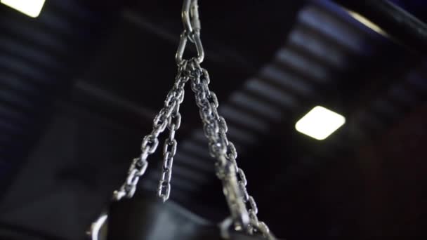 Detail kymácející boxovací pytle stříbrný řetěz na pozadí černý strop. Stopáže. Sport a výcvik — Stock video