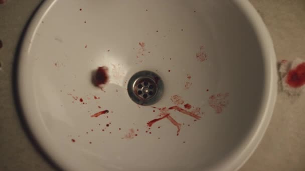 Kan lekeleri ve kanlı pamuk temizleme bezi ile beyaz lavabo close-up. Stok görüntüleri. Birisi onları bir lavaboda atma — Stok video